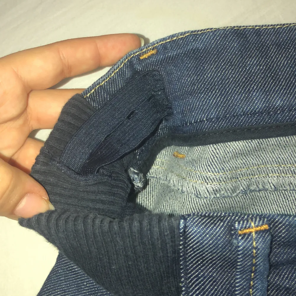 Bara testade lågmidjade jeans! Otroligt fina och skönt jeans material. Justerbar midja (se bild 2). Säljer pga att jag inte använder lågmidjat💕ingen som helst skada. Skriv för fler bilder eller frågor. Jeans & Byxor.
