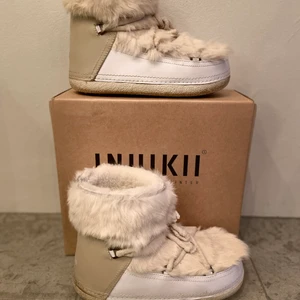 Inuikii - Ett par nästan helt oanvända inuikii som köptes förra året. Syns inte att de är använda. De är i storlek 40 men passar 39-37 också. Skriv vid intresse. Köpta för 3100❤️ Köp direkt för 1900❤️