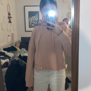 Hoodie - Inte bästa kvaliteten men ändå skön! Lite croppad, ganska liten i storlek