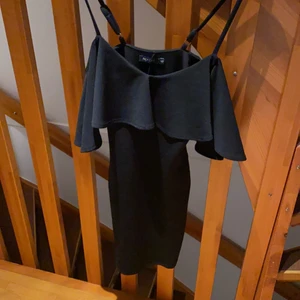 Svart klänning med volanger - Stl XS, använd ca 3 gånger (nyskick) 