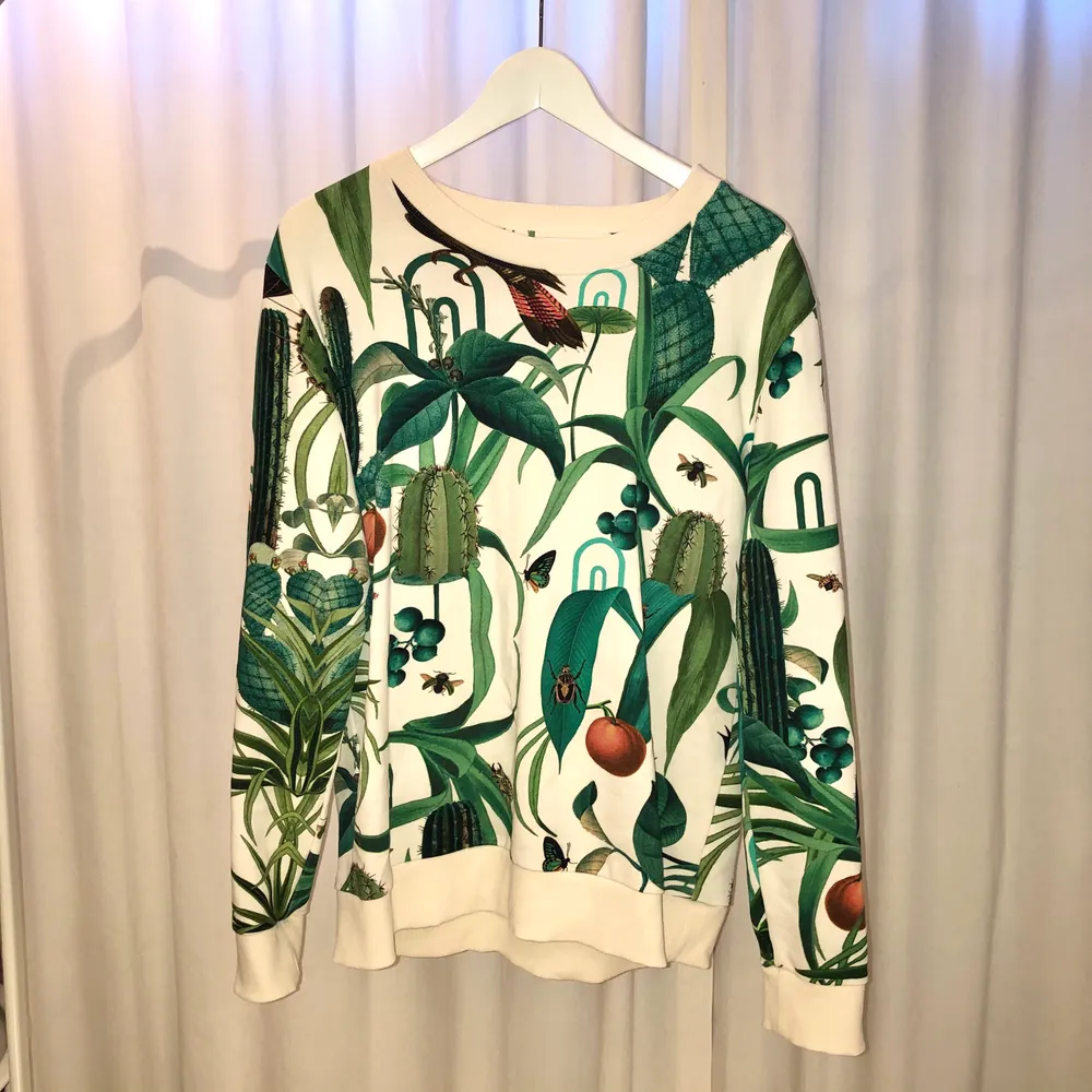 En sweatshirt från Daynight Casual i storlek L. Superfint mönster med växter, fåglar och skalbaggar. Knappt använd.. Tröjor & Koftor.