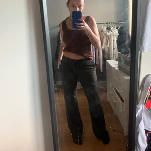 INTRESSEKOLL! Bruna mocka byxor’ - INTEESSEKOLL! På mina vintage äkta mocka byxor! Storlek S passar även XS skit snygga och i perfekt skick! Säljer även det bruna linnet för 50kr💓