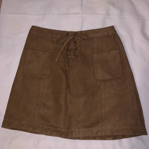 Brun sammet kjol - Välidigt fin kjol från Hollister, storlek S, knappt använt, finns i Halmstad men går att fraktas 