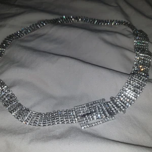 Skärp Gina - Skärp med små strasstenar, bara testat. Det går att spänna det hur långt in man vill! Skitsnyggt till en lång skjorta eller bara till jeans. Nästan säker på att jag köpt på Gina men kan varit Nakd också 🤗