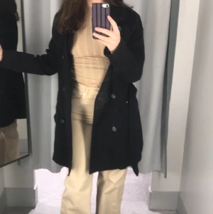 Beige långärmad  - Jättefin beige långärmad som är i jättefint skick då den endast är använd 2 gånger! Den sitter jättefint på och passar till det mesta!⚡️