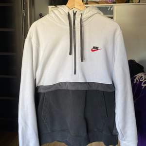 En hoodie från Nike, med lite vintage look. Tröjan är i storlek large, tröjan har även en sekret stash ficka för olika goodies😎😎