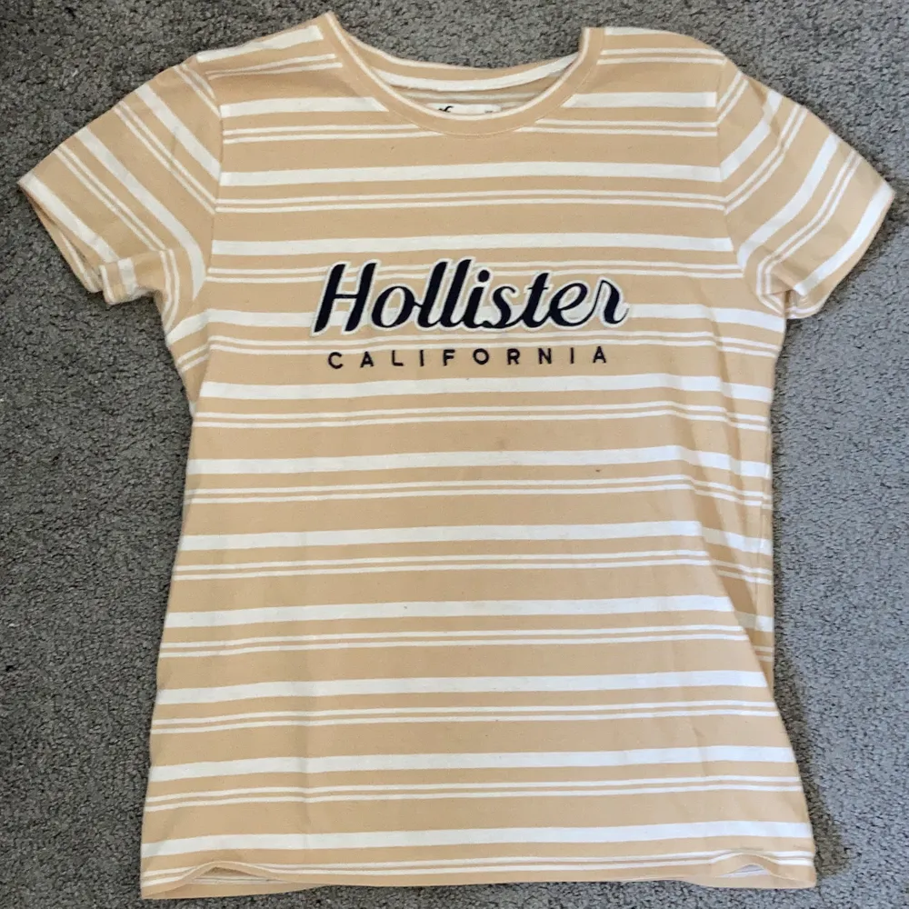 Beige hollister t-shirt i storlek xs ( nypris pris 200kr ) fint skick💓. T-shirts.
