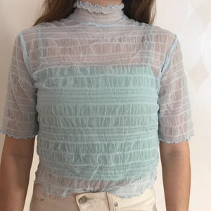 Blå mesh tröja - Oanvänd blå meshad tröja från Monki. Prislappen sitter kvar