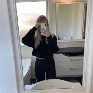 En tjockare magtröja - Lägg ner är de två saker som gör att man kan dra ihop tröjan så den sitter tajtare om magen så de blir som en hoodie man vikt upp utan att de blir knöligt. Den är extremt mjuk dock inte använt den då jag redan har en annan hemma och därför säljer denna! Helt oanvänd