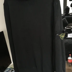 Stone island turleneck  - Grym turtleneck från stone island! Från år 2014 om jag inte minns fel men fortfarande i toppskick. Gjord i Italien, taggad storlek xl men skulle säga att den sitter som en stor M liten L. Patchen råkade följa med i tvätten så den är lite skev men det är bara att lägga den under en bok eller liknande så fixar det sig.