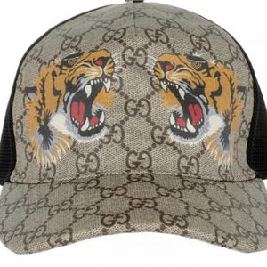 Gucci keps med tigrar  - Säljer denna guccikeps då jag köpt en annan, köpte den i slutet av augusti och den är i jättebra skick. Kvitto och dustbag tillkommer  Skriv för fler bilder eller mer info 💗💗