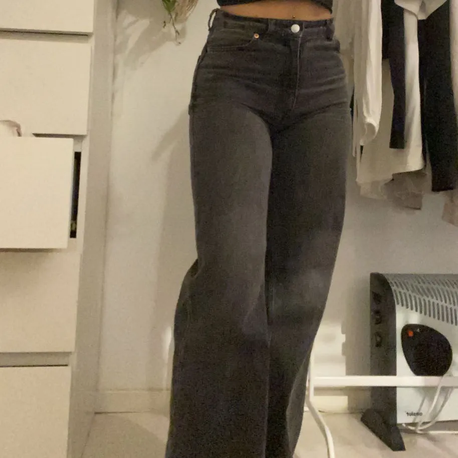 Supersnygga mörkgråa jeans från Monki som är sparsamt använda! Tror modellen e Yoko men minns inte riktigt tyvärr. Köptes för 400kr. Kan tänka mig att gå ner lite i pris vid snabb affär🥰 Hör av er för mer bilder/info💕 Kan skickas spårbart!. Jeans & Byxor.