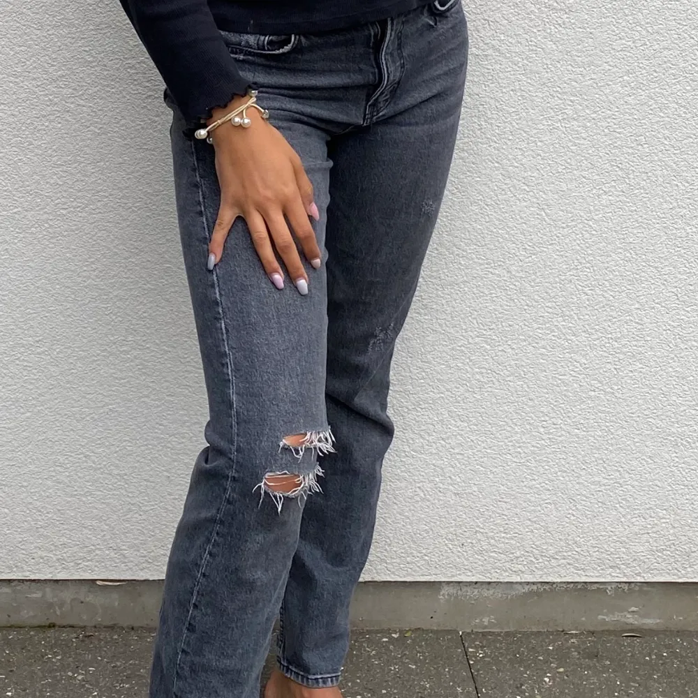 Mina absolut favorit jeans som nu blivit för stora, storlek 36 från Zara! Hål på ett knä😍. Jeans & Byxor.