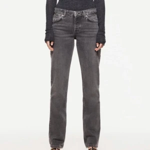 Zara lågmidjade jeans - Helt nya superpopulära och slutsålda jeansen från zara, lågmidjade och långa! Säljs pga för små, storleken är 38 men skulle säga de är små i storlek, mer som 36! Lånade bilder, frakt tillkommer💕 Budet ligger på 310 kr just nu, köp direkt för 500kr