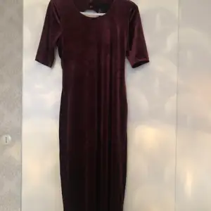 Här är en vinröd sammet klänning från H&M i storlek 38. Nästan oanvänd. Säljer för 70kr och köparen står för frakt. 