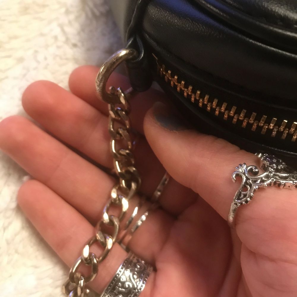 hittade min gamla axelväska från H&M och tänkte kolla om det går att sälja den kanske?❤️🥰 köpte den för ungefär 2 år sedan för 149kr! har justerat längden själv och därför har den några defekter på kedjan, men inget märkvärdigt!!💓👍🏼 kontakta mig vid intresse!💓❤️. Väskor.