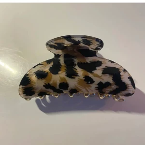Leopard hårklämma - Hårklämma, mycket bra. Håret sitter bra