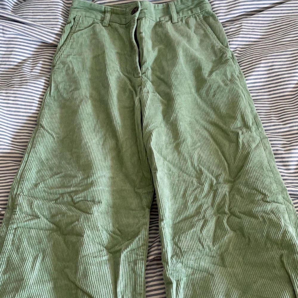Sagegröna Manchester jeans, säljer då de är små i höften och midjan!! skriv privat för fler bilder 🤍☺️ ❗️inte samma storleksmodell som resten av Monki jeansen❗️. Jeans & Byxor.
