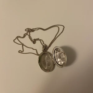 Vintage berlock halsband - Vintage berlock halsband i äkta silver som jag fått av min mamma men säljer då den inte passar min stil, behöver putsas, fri frakt✨