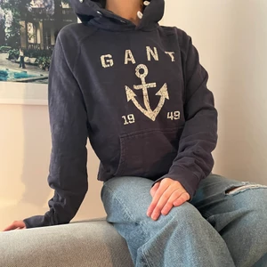 Gant hoodie 💙 - Jätte fin vintage Gant hoodie💙.                      Storlek: M Pris: 250kr, Skriv buden till mig privat eller kommentera på bilden!  Köpare står för frakten (Du bestämmer vilket paket så länge det uppfyller vikt och storleks kraven) Kan även mötas upp mellan Varberg & Göteborg 