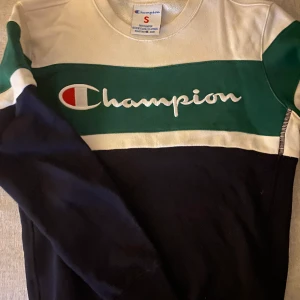 Champion collagetröja i stl S - Collagetröja från Champion i mycket fint skick, använd ett fåtal gånger!