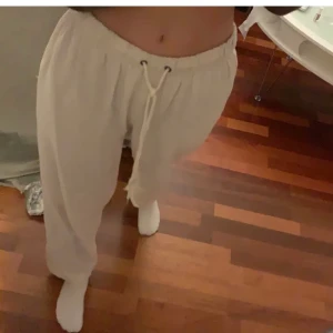 Tygbyxor - Fina linnebyxor, köptes här på plick men var tyvärr en aning för stora. Bilderna är lånade från förra ägaren. Raka i benen och passar i längden upp till 173💕