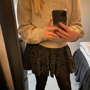 Kjol från shein  - Prickig kjol från shein i storlek M. Aldrig använd då den är för stor men superfin💓 Säljer för 50 + frakt⭐️