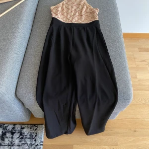 Byxdress  - En svart byxdress i storleken S från Nelly. Priset kan diskuteras. 
