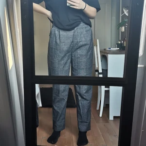 Kostymbyxor Monki - Dessa snygga grårutiga kostymbyxorna kommer från monki och endast använda ett fåtal gånger och är därför i mycket fint skick🖤 modellen har storleken 38 och har ett mjukt material. Jag skulle säga dessa byxorna passar bra om man har cirka M. Köparen står för frakten! 