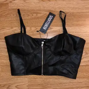 Bustier i oäkta skinn från rebellious fashion, aldrig använt, prislappen kvar💖