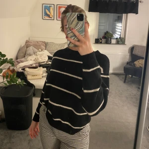 Stickad tröja från HM - Storlek XS men lite oversized. Fint skick men lite motorik, går enkelt o ”trimma” till. Frakt: 52kr 🚚💞