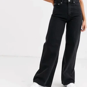 Svarta jeans - Svarta raka byxor, tidigare Ace jeans (insydda i benen). Sälj pågrund av fel storlek💜💚