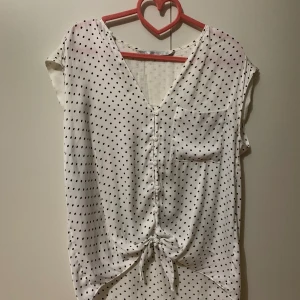 Zara topp i storlek m - Tops i storlek m, fin skick, finns hämta i Stockholm, kan även skicka via post