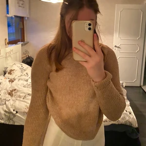 Stickad tröja från hm - Stickad tröja från H&M som inte kommer till andvändning längre i storlek S, köparen betalar för frakt