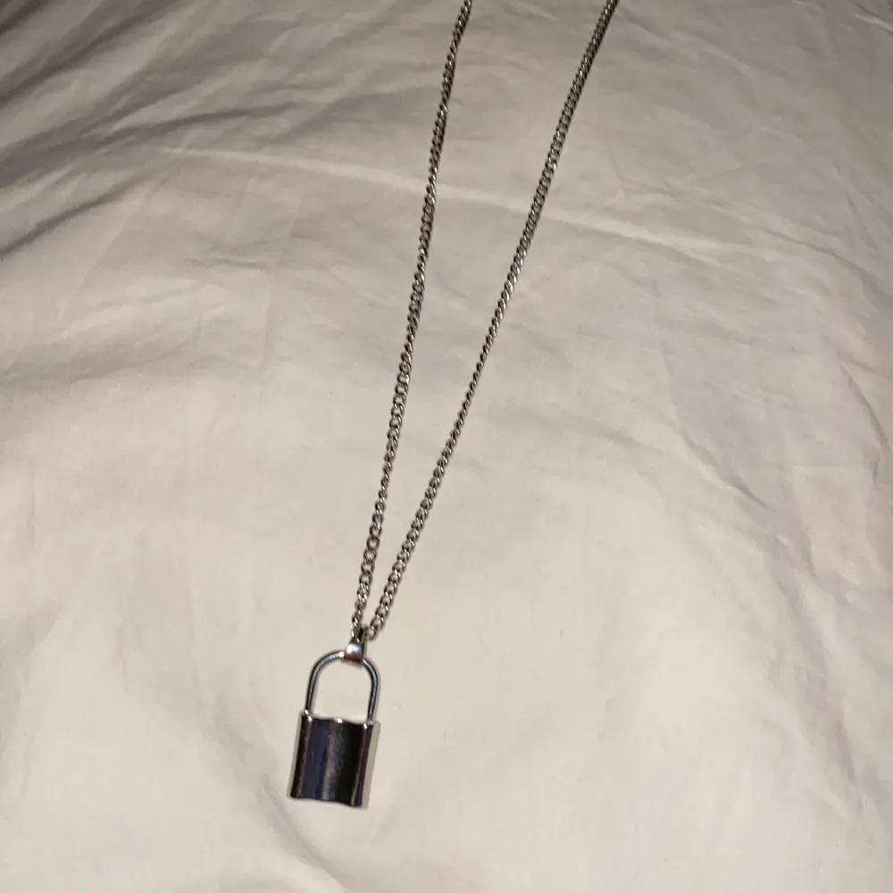 Halsband med ”lås” hänge, ca 52cm på längsta snäppet. Aldrig använt. . Accessoarer.