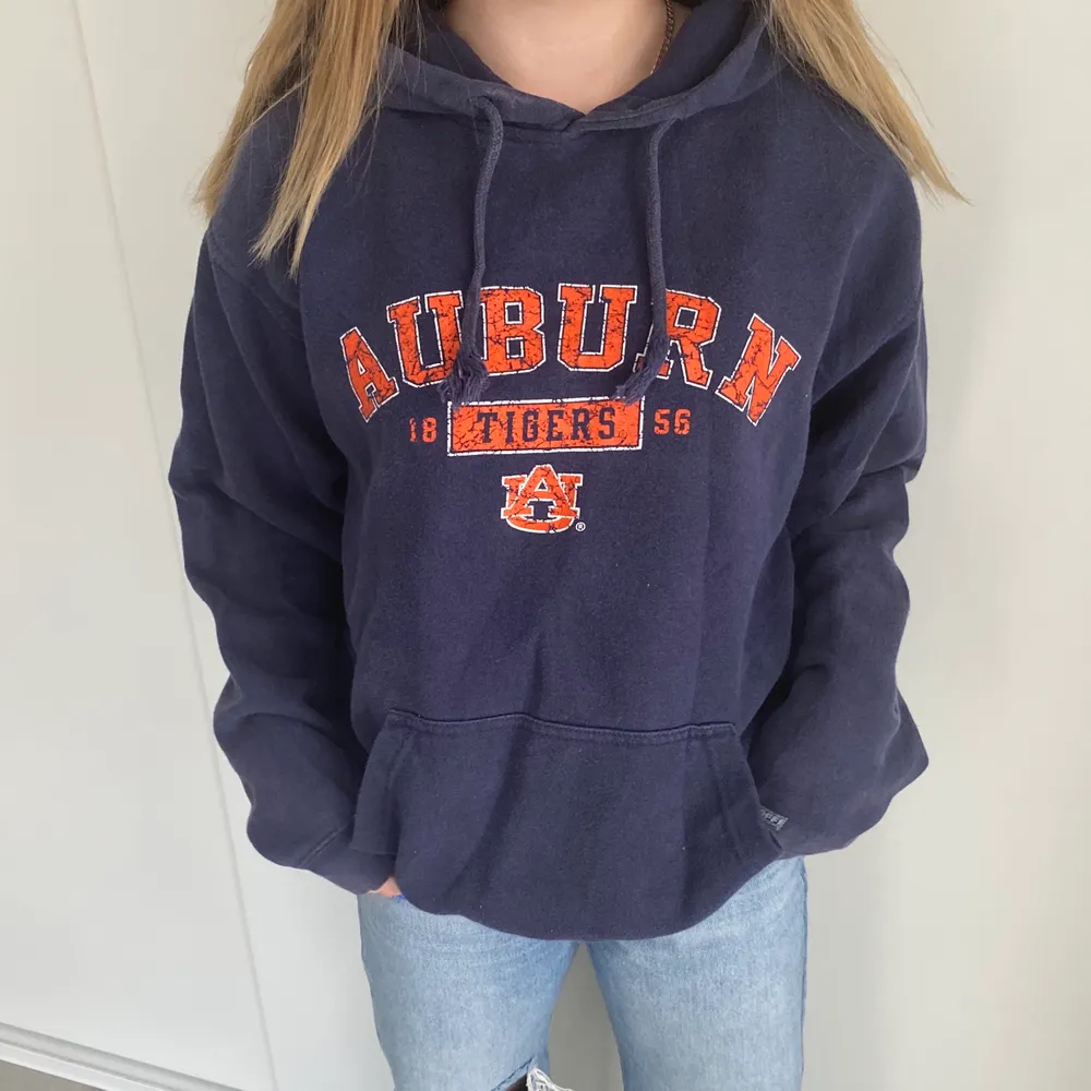 Supersnygg auburn hoodie! Uppskattad storlek: M/L Cond: bra! Startbud 100kr! Buda i kommentarerna💕. Hoodies.