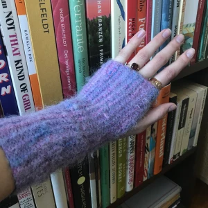 Söta handledsvärmare - Ett av de första paren jag stickade i ett dessutom ganska slitet garn - därför har de sina skavanker (3:e bilden) men är superfina ändå❤️ OBS små i storleken! Buda fritt på dessa i kommentarerna och inkludera frakten (ligger på ca 15-25 kr)💓