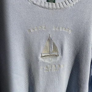 Ralph Lauren Stickad tröja  - Supersöt babyblå stickad tröja med segelbåtsmotiv. Fint skick, inga hål eller fläckar! 