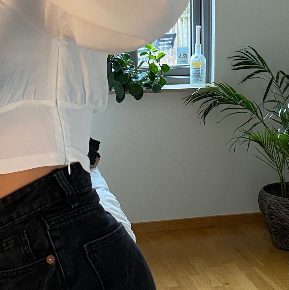 Säljer denna vita toppen, super söt o jätteskön! Har svart bh under på bilden, så den är nästan inte ett dugg genomskinlig🤙🏼🤙🏼 vilket e svårt o hitta när det gäller vita plagg. Toppen har åxå en dragkedja på sidan.💛 Kan skicka men köparen står för frakten:) Högsta BUD: 120. Toppar.