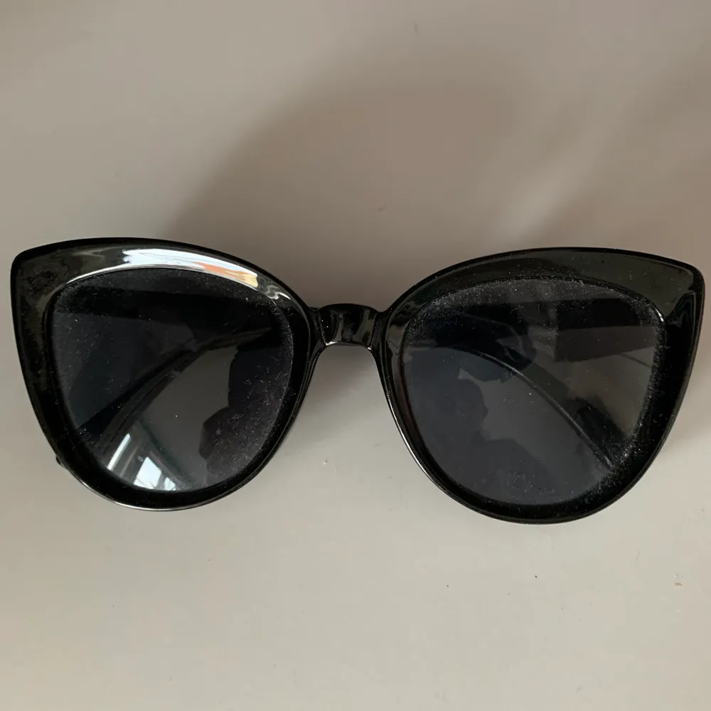 Snygga solglasögon som är lite kattformade och köpta på Gina tricot. Används inte längre så därför säljs dom💕💕. Accessoarer.
