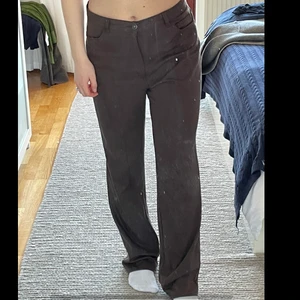 Bruna kostymbyxor  - Säljer mina fina kostymbyxor då dom tyvärr är för stora och för långa för mig (är 160 cm lång). 