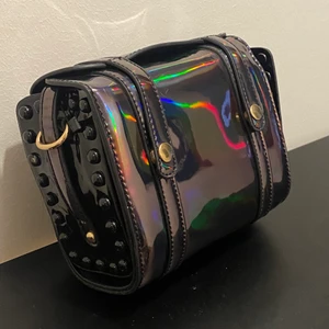 Cool väska - Så ball väska i ”mörk” holographic! Finns tillhörande axelband ✨ väskan är 17x15 cm 