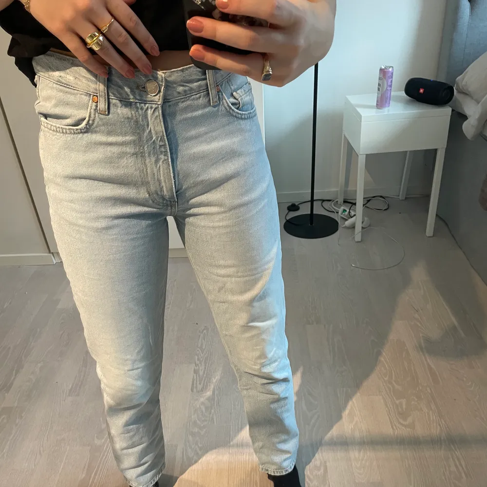 Super fina nya straight jeans från bikbok! Storlek 27, skulle säga S/M! Nypris 600kr men jag säljer för 100kr, pris kan diskuteras!💖. Jeans & Byxor.