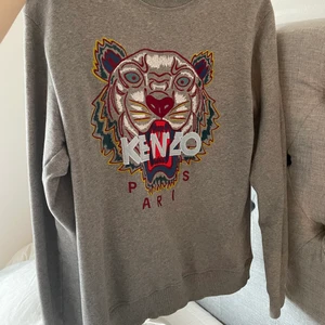 Grå kenzo sweatshirt - Äkta grå Kenzo sweatshirt! Väldigt fint skick. Storlek M! Nypris 2500kr, säljer för 500kr