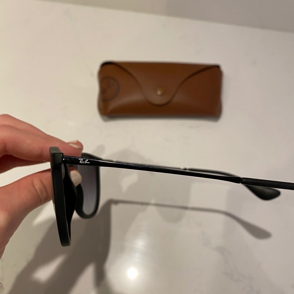 Säljer mina fina ray-ban solglasögon. Köpte dessa för ca två år sedan men har inte kommit till så mycket användning då jag har en del andra solglasögon. Skicket är inprincip som nya. Modellen på solglasögonen heter Erika. Dem är köpta för 1650kr på Ray-Bans Egan hemsida. Både glaset och bågarna är i färgen svart. Vid fler frågor är det bara att kontakta!:). Accessoarer.