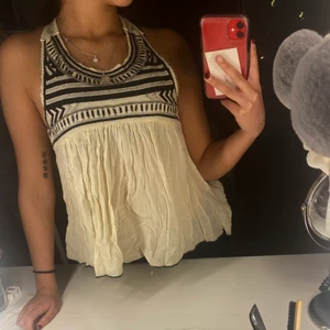 Hollister topp - En topp från hollister med fina detaljer, den är i storlek M men skulle nog säga att den är small😊