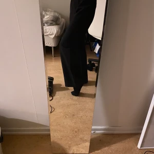Kostymbyxor från Bik Bok stl XS - Säljer mina favoriter från Bik Bok😭😭😭😭 då de är lite stora till mig 😢 stl XS, svarta, rak modell , knappt använda. Hör av er om ni har några frågor ❤️
