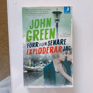 💥 john green bok: förr eller senare exploderar jag 💥 - säljer en john green pocketbok: förr eller senare exploderar jag (the fault in our stars)! en absolut klassiker och ett måste för tonåringar! läs mer på andra sidan. pocketen är i fint skick! 🥰  köp 1 för 45, 2 för 75! 💖