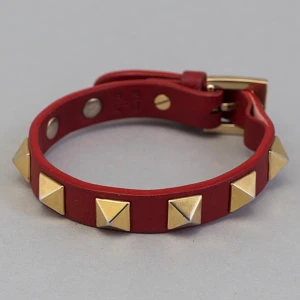 Rött valentino armband - Byter gärna mitt röda valentinoarmband mot ett svart valentino eller balenciaga armband! Skriv om du är intresserad av ett byte 💞💞