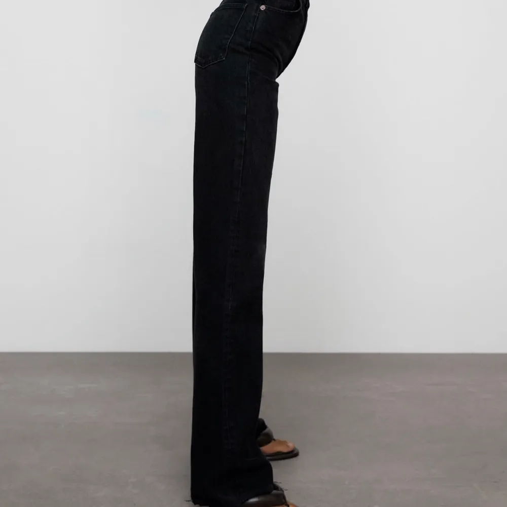 Raka Zara jeans, går till marken utan skor för mig som är 165. Avklippta! (Finns såklart fler bilder att få). Jeans & Byxor.